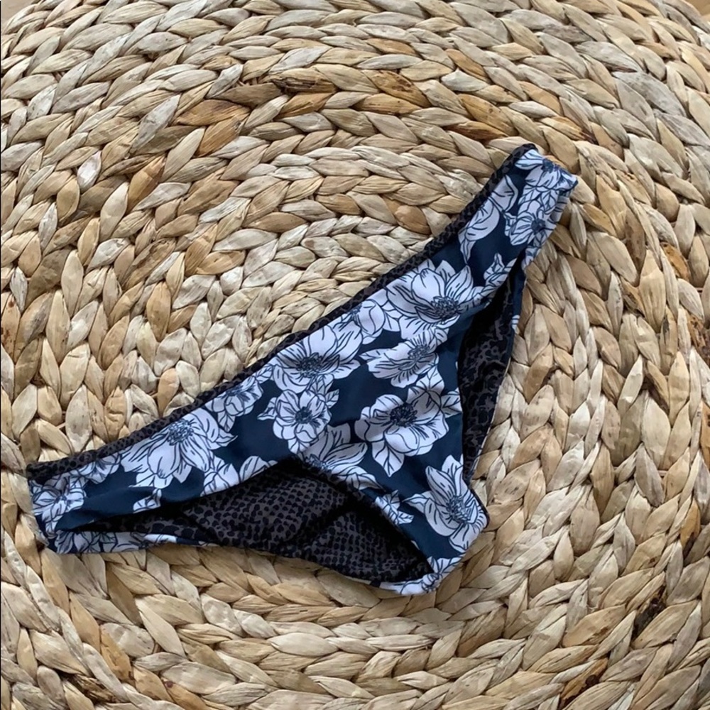 Acacia blue magnolia bottom